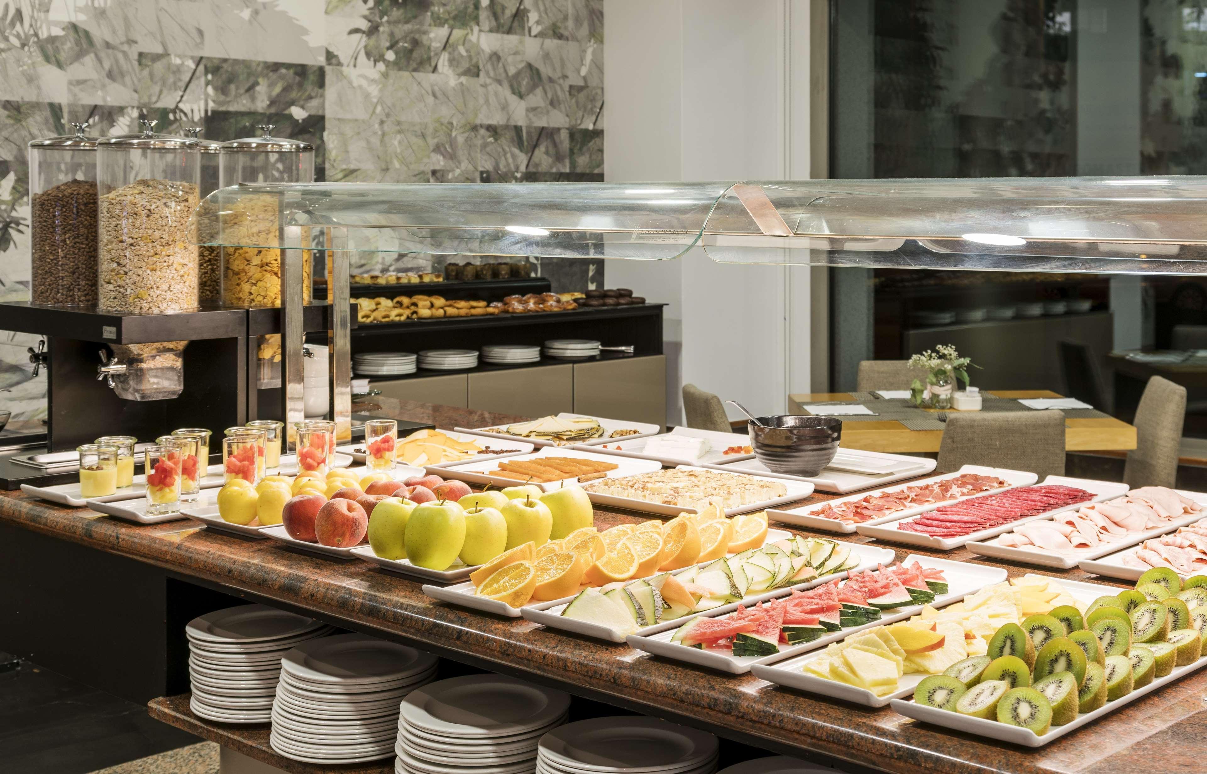 Ilunion Alcala Norte Hotel Madrid Exterior photo Breakfast buffet at a luxury hotel